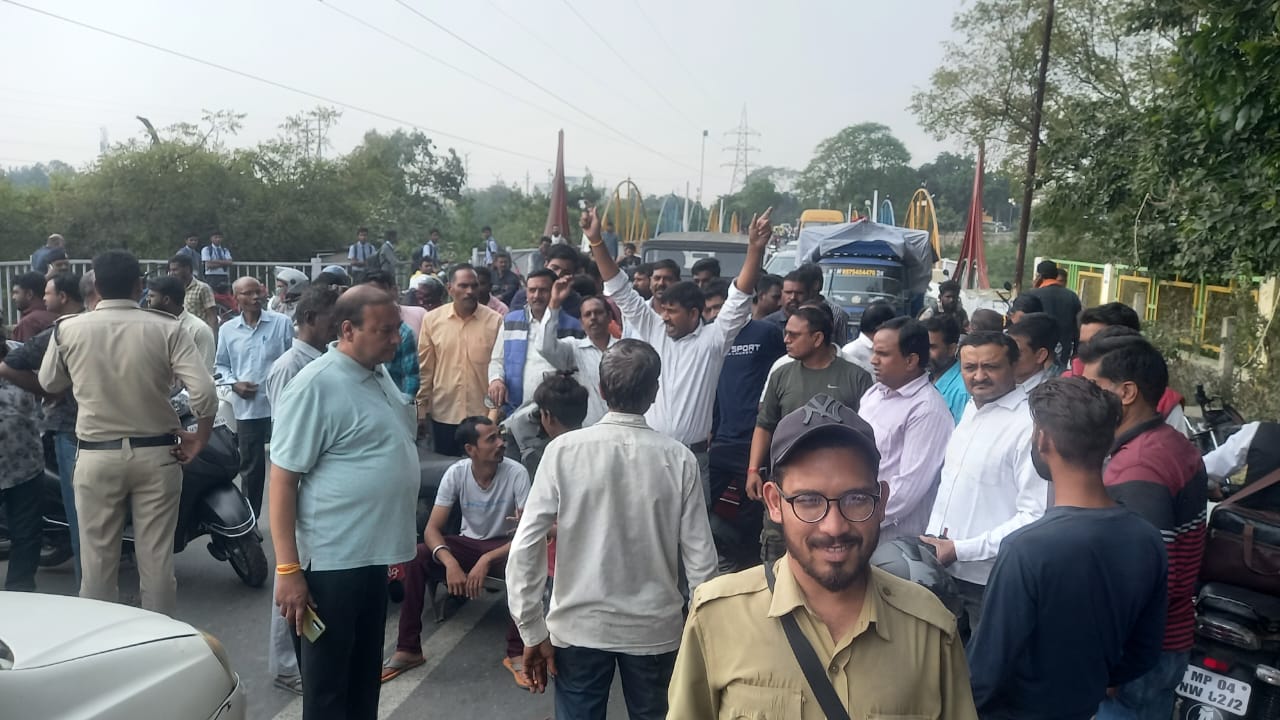 भोपाल के कटारा हिल्स में व्यापारियों ने चक्काजाम किया।
