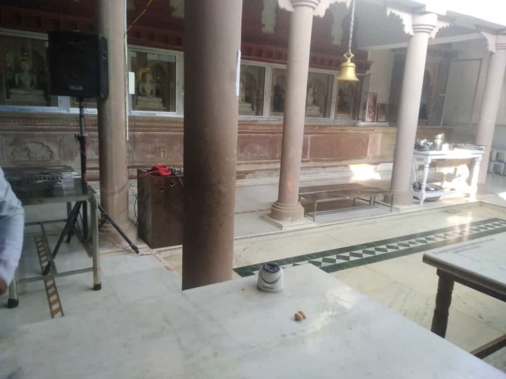 उन्होंने गिरिराज पर ही अतिशयकारी वर्धमान जिनालय मंदिर क्रमांक 34, 35, 36, 37 के ताले तोड़कर वहां रखे गुप्त भण्डार दान पेटी उठा ली।