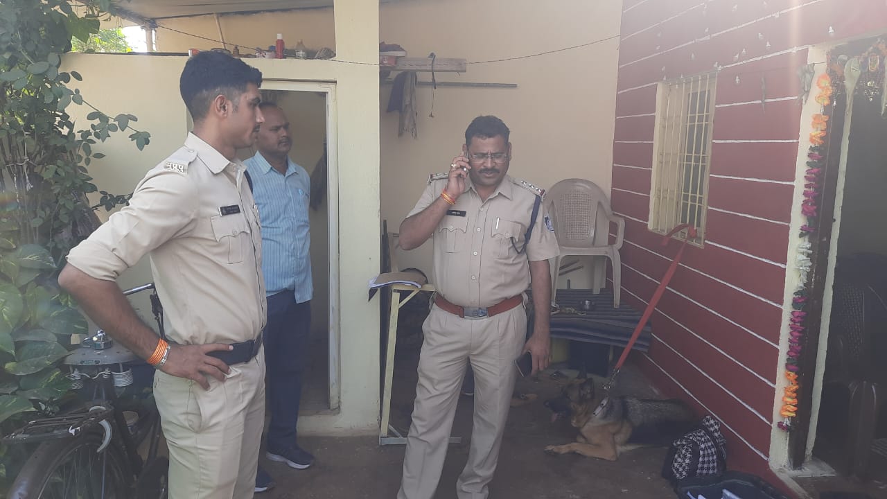 चोरी की घटना के बाद जांच में जुटी हरसूद पुलिस। - Dainik Bhaskar