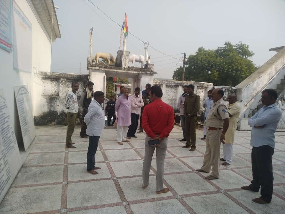 जिला मुख्यालय से FSL टीम और डॉग स्क्वार्ड और अन्य जांच दल मौके पर पहुंचकर जांच में जुट गए हैं।