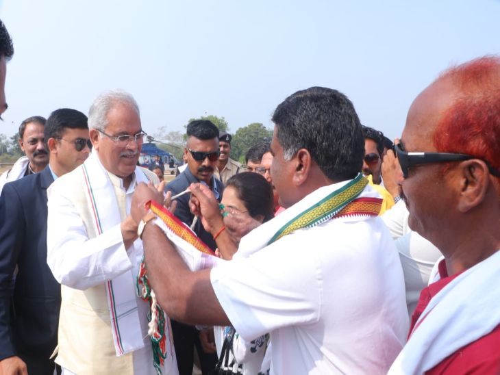 भूपेश बघेल का हेलीपैड पर स्वागत।