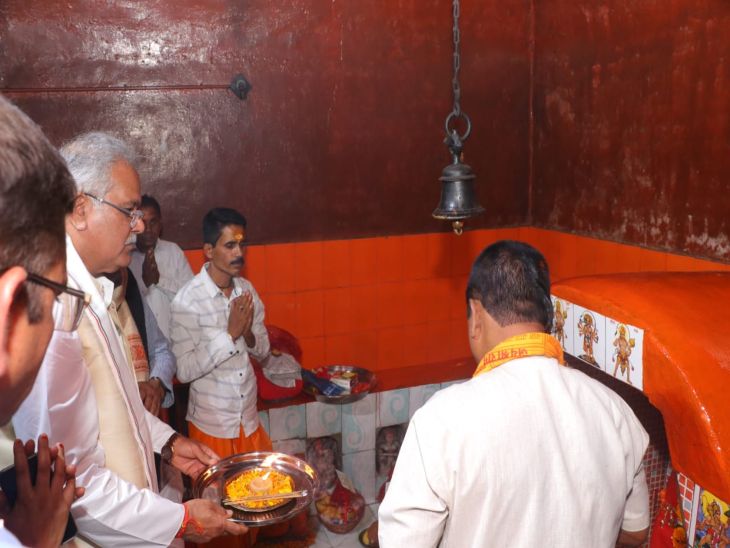 प्राचीन हनुमान मंदिर में सीएम ने की पूजा-अर्चना।