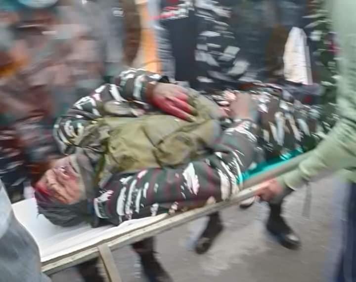 शहीद की पत्नी को शुक्रवार को कश्मीर CRPF कंट्रोल रूम से कॉल आया था, जिसमें उनसे परिवार के किसी पुरुष सदस्य से बात कराने के लिए कहा गया था।