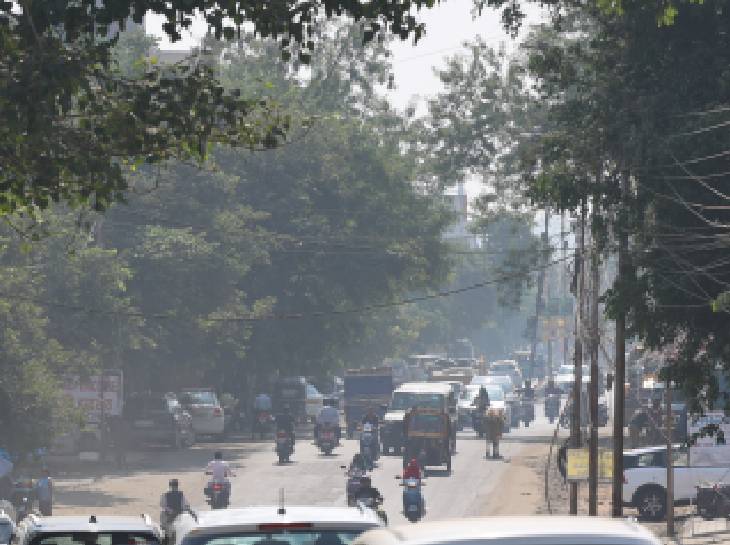 भोपाल में सुबह के समय हल्का कोहरा रहने लगा है।