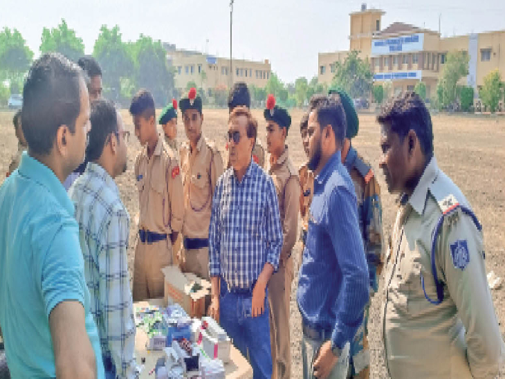 जिला पुलिस के अधिकारी भी एनसीसी कैंप पहुंचे और यहां बीमार बच्चों से जानकारी ली। - Dainik Bhaskar
