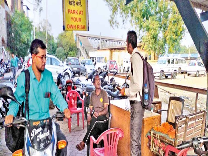 ठेकेदार के कर्मचारी ने बाइक खड़ी करने पर लोगों से खुलेआम वसूली की। - Dainik Bhaskar
