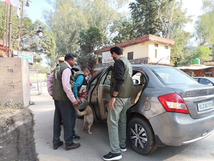 हर बाइक की जांच करें।
