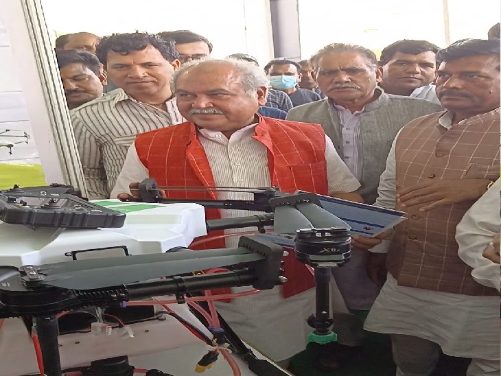 ड्रोन के स्टॉल पर केन्द्रीय मंत्री