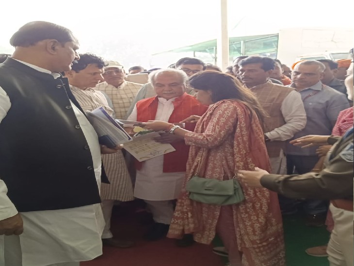 निर्माता कंपनी के प्रतिनिधि से जानकारी लेते केन्द्रीय मंत्री