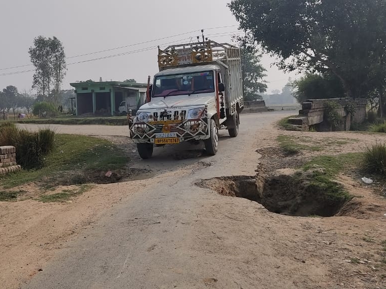 पुलिया बीच में ध्वस्त होने से हादसे की आशंका बनी हुई है।