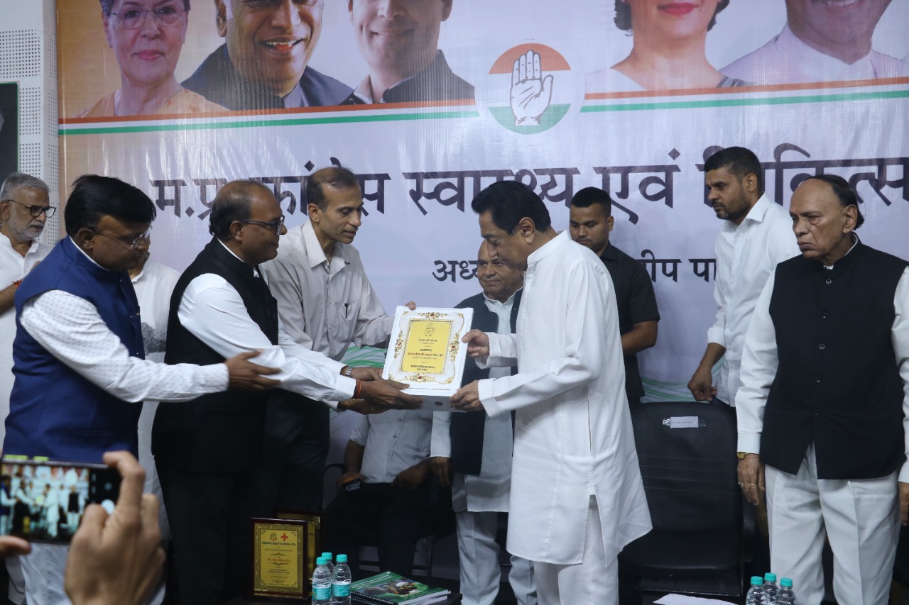 कमलनाथ ने हमीदिया अस्पताल के एआरटी सेंटर के इंचार्ज डॉ.हेमंत वर्मा का सम्मान किया।