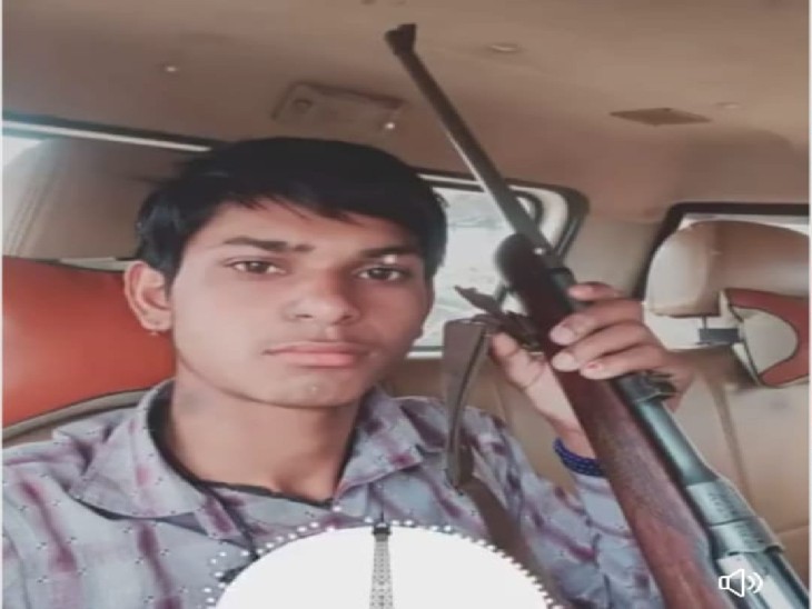 डकैत गुड्‌डा गुर्जर गैंग का सक्रिय सदस्य कीटू गुर्जर। गैंग में 10 से 12 डकैत हैं। ये लोग एक साथ कभी नहीं चलते, जिससे पुलिस के हाथ भी नहीं लग पाते। फिलहाल कीटू फरार है।