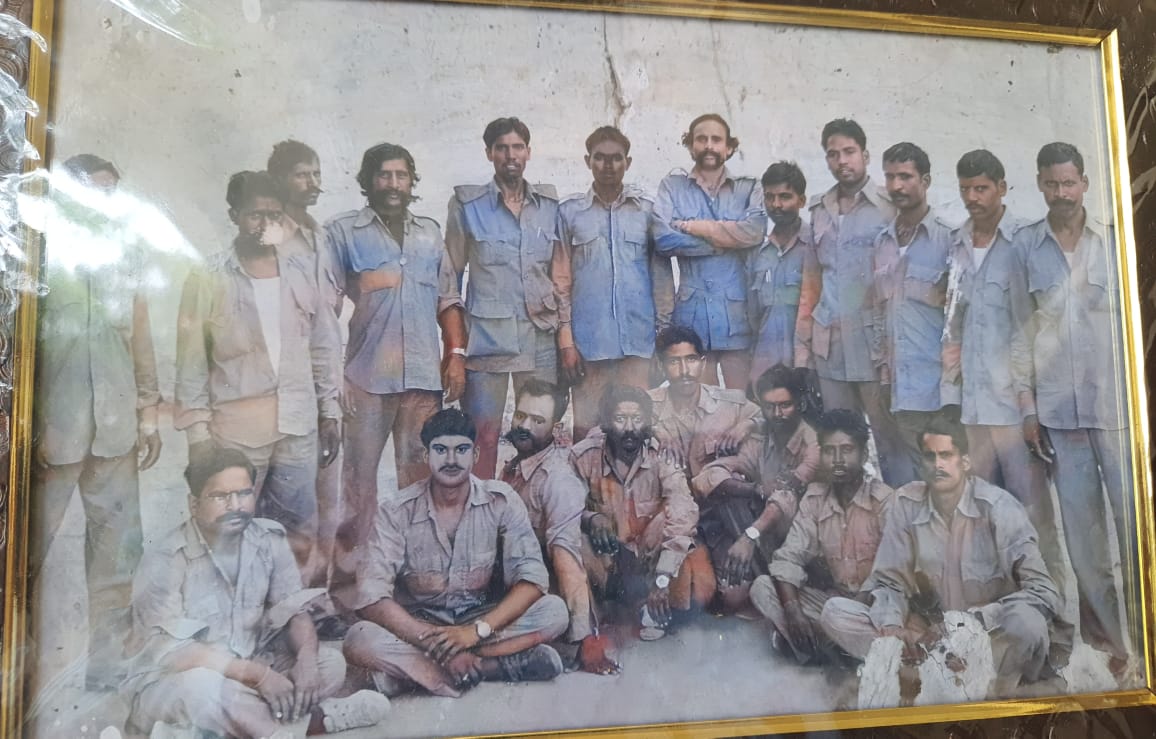 ये तस्वीर 1982 की है। जब खूंखार डकैत मलखान सिंह और उसके गिरोह ने सरेंडर किया था। मलखान सिंह ने बहुत कम हत्याएं कीं। उस समय अपहरण कर फिरौती का चलन बढ़ गया था। ये गिरोह जिसका भी अपहरण करते थे, उसका पूरा ख्याल रखते थे।