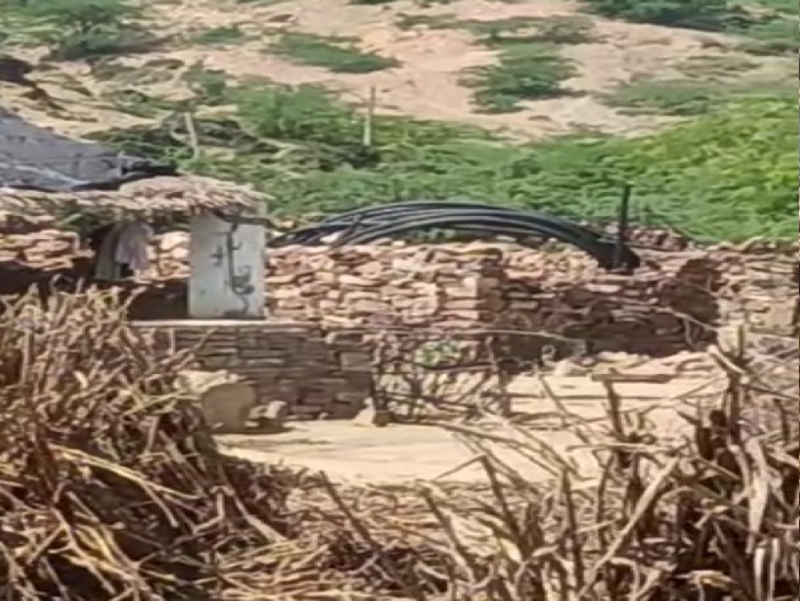 गुड्‌डा गुर्जर के भाई पप्पू गुर्जर ने पगारा डैम से पानी लाने वाली पाइपलाइन उखाड़कर घर में रख ली। गांव के 60 परिवारों के खेतों में सिंचाई का संकट खड़ा हो गया। ग्रामीणों का कहना है कि पप्पू ने सरकारी जमीन पर कब्जा भी कर रखा है। इससे मवेशियों को चराने की जगह नहीं बची। सरकार को ये जमीन मुक्त कराकर प्लांटेशन कराना चाहिए।