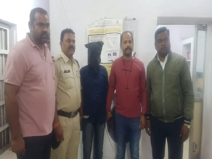 पुलिस गिरफ्त में आरोपी - Dainik Bhaskar