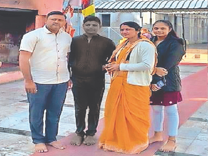 आखिरी तस्वीर...कुछ दिन पहले लिया फेमिली फोटो। - Dainik Bhaskar