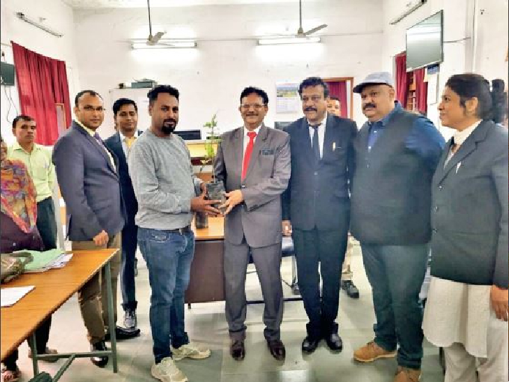 नेशनल लोक अदालत में शनिवार काे समझाैते से प्रकरणाें का निराकरण कराया गया। - Dainik Bhaskar