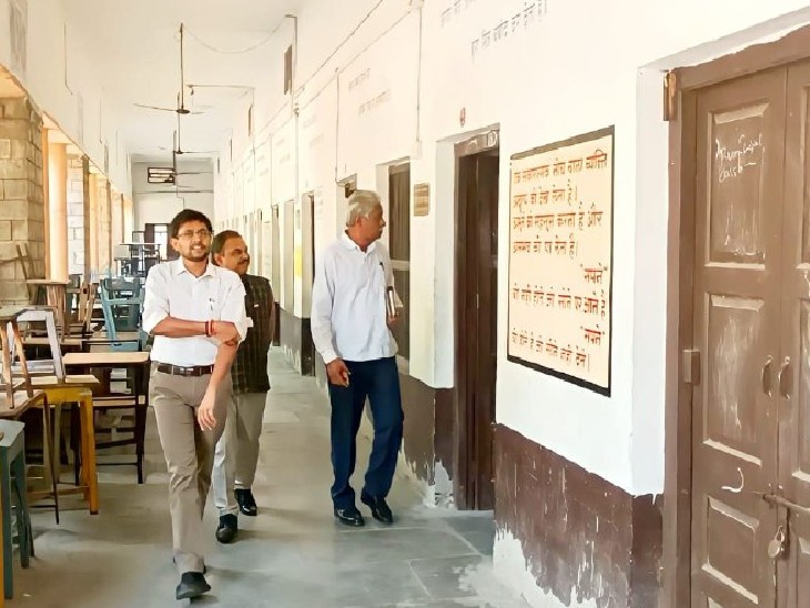 पाली जिला कलेक्टर नमित मेहता, एडीएम चन्द्रभानसिंह बांगड़ कॉलेज परीक्षा केन्द्र का निरीक्षण करते हुए।