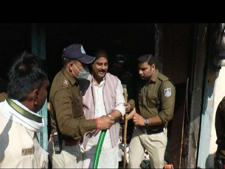 कांग्रेस नेता को पकड़कर ले जाती पुलिस