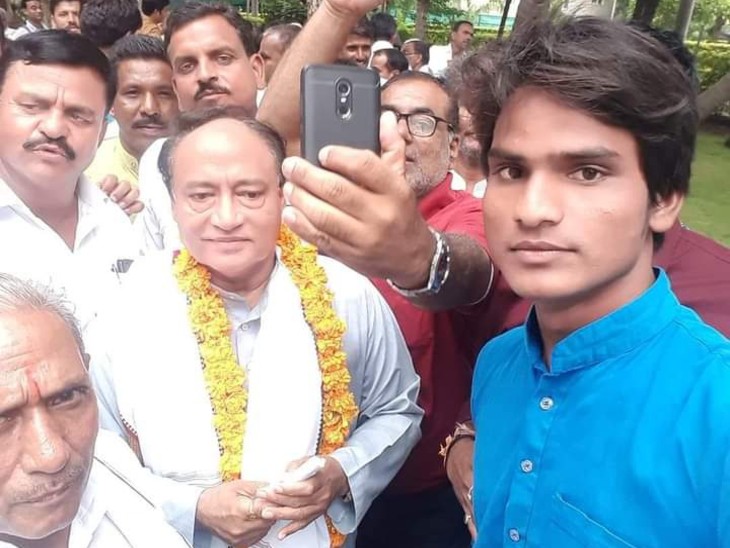 चांचौड़ा विधायक लक्ष्मण सिंह के साथ रेप का आरोपी। नीली शर्ट में। - Dainik Bhaskar