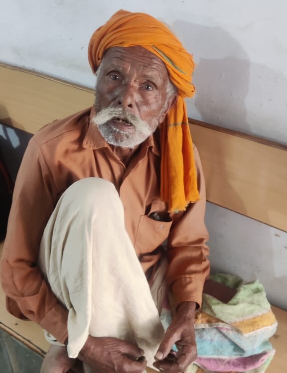 आरोपी प्रीतम परिहार यह सिक्के और बिस्किट अशोकनगर के सुनार से 3500 रुपए में लाया था। सुनार ने इन पर सोने का पानी चढ़ा दिया था।