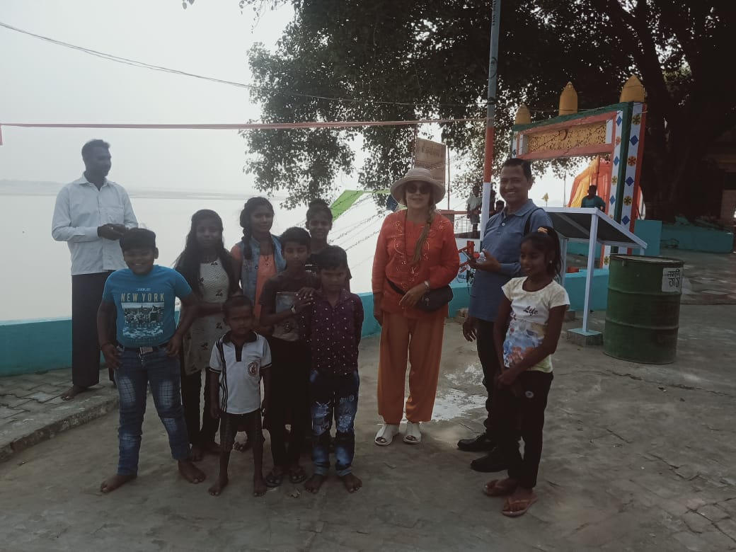 वाराणसी में अमेरिका से आईं पर्यटक और गाइड के साथ ढाका गांव के बच्चे।
