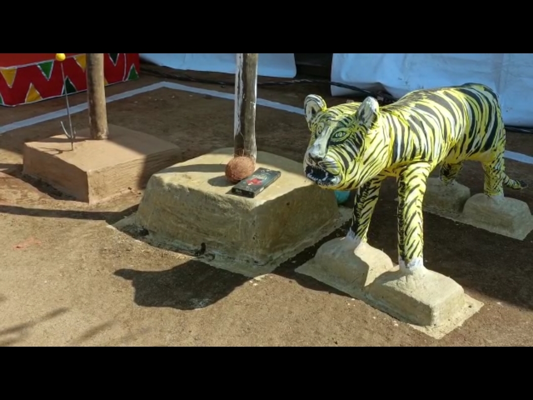 कार्यक्रम स्थल को सजाया गया है।