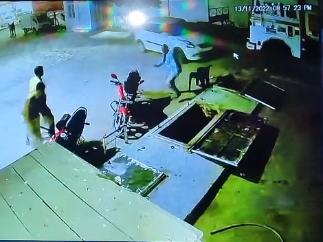 शराब के नशे में धुत थे, पेट्रोल पंप के अंदर पेट्रोल खाली कर रहा था