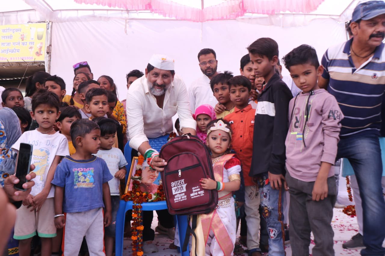 विधायक आरिफ मसूद ने मुकामी क्षेत्र में पदयात्रा के दौरान बाल दिवस मनाया।
