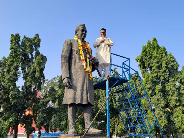 पं. जवाहरलाल नेहरू की प्रतिमा पर किया माल्यार्पण।
