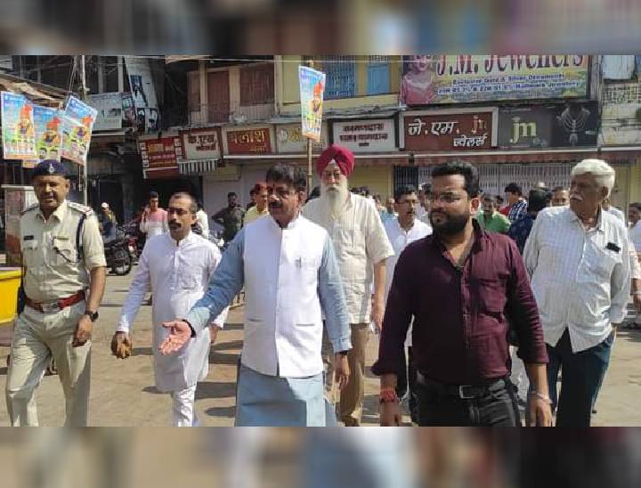 चौक बाजार में पार्किंग की इस नई व्यवस्था का पूर्व महापौर आलोक शर्मा, बीसीसीआई के अध्यक्ष तेजकुलपाल सिंह पाली समेत अधिकारियों एवं व्यापारियों ने निरीक्षण किया। सभी ने इस पहल की सराहना भी की।