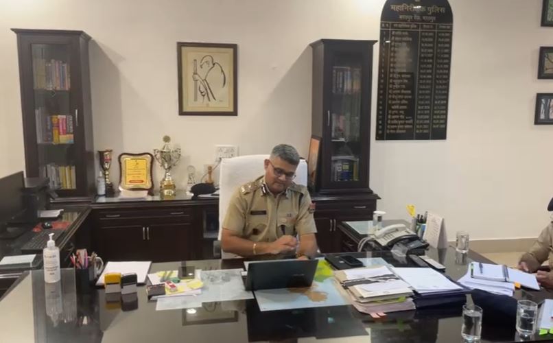 रेंज आईजी गौरव श्रीवास्तव ने इस मामले में कहा कि पुलिस ने गलत किया है तो जांच होकर कार्रवाई की जाएगी। लेकिन मामला पुलिस के क्विक एक्शन का था। इनाम उसी को लेकर दिया गया था।