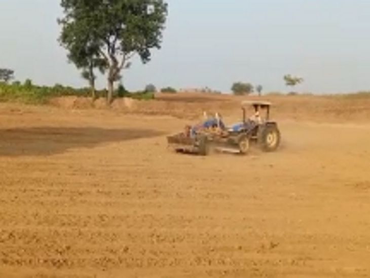 10 एकड़ कृषि भूमि को समतल करने का काम जारी है। इसे जेसीबी और ट्रैक्टर की मदद से ठीक किया जा रहा है।