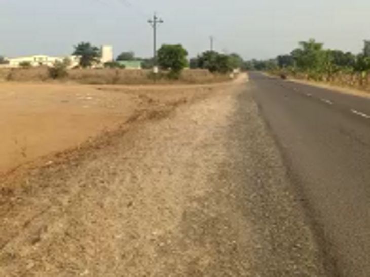 हाईवे किनारे की जमीन को कंटेनर को खड़ा करने के लिए चुना गया है। यह गांव से कुछ दूरी पर ही हैं। यहां यात्रा के साथ चल रहे 60 कंटेनरों को खड़ा किया जाएगा।