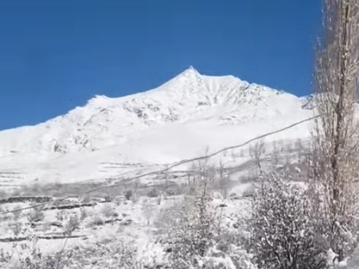 लाहौल स्पीति में बर्फीले से घटना के अंत में सूरज।