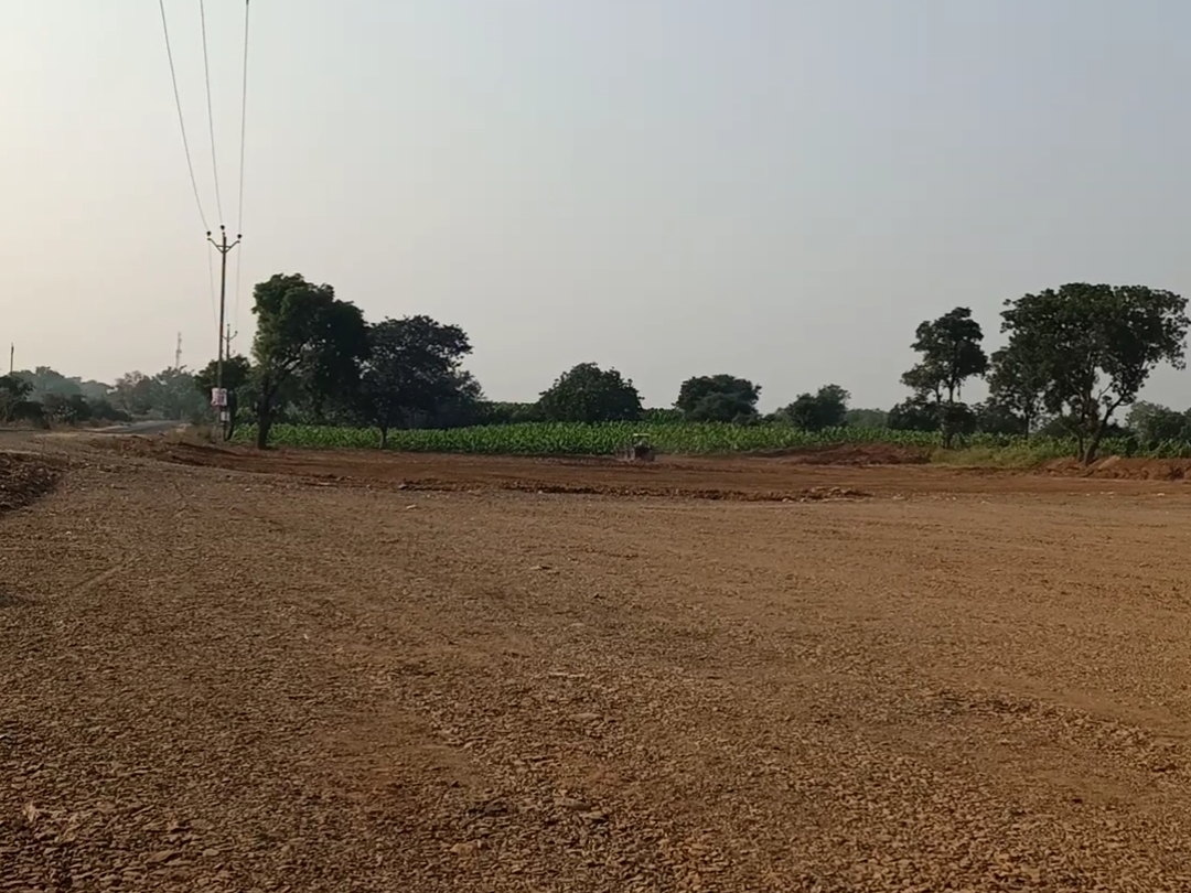 खेत की जमीन होने से यह ऊबड़-खाबड़ थी। अब यह पूरी तरह से समतल नजर आ रही है। जमीन के बीचोबीच राहुल गांधी का कंटेनर खड़ा होगा।