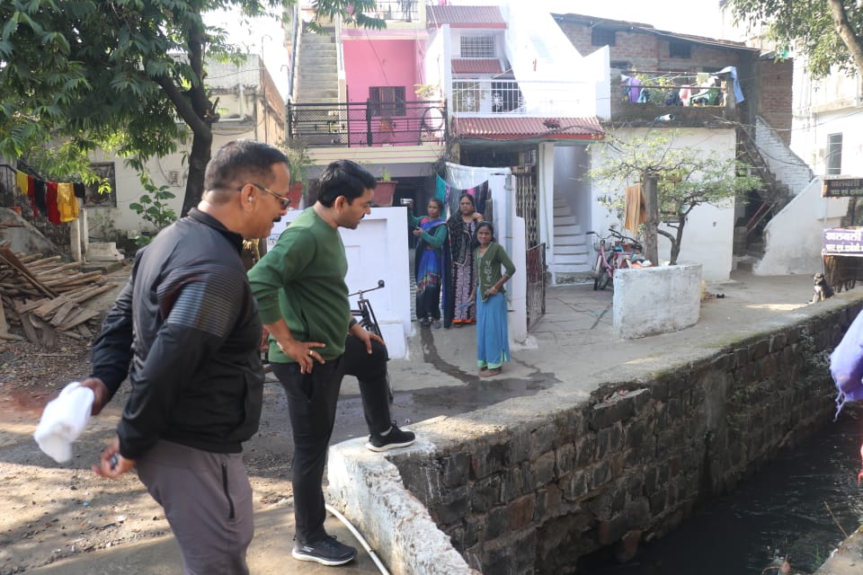 वार्ड में सफाई संबंधी कार्यों का निरीक्षण करते कमिश्नर - Dainik Bhaskar