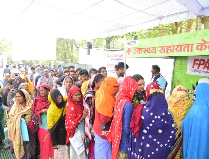 स्वास्थ्य शिविर में जांच के लिए लाइन में लगे स्वच्छता मित्र और उनके परिजन।