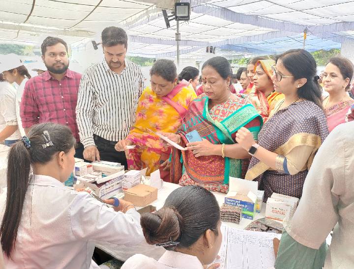 स्वास्थ्य शिविर में डॉक्टर और स्टॉफ से चर्चा करतीं महापौर मालती राय एवं अन्य। - Dainik Bhaskar