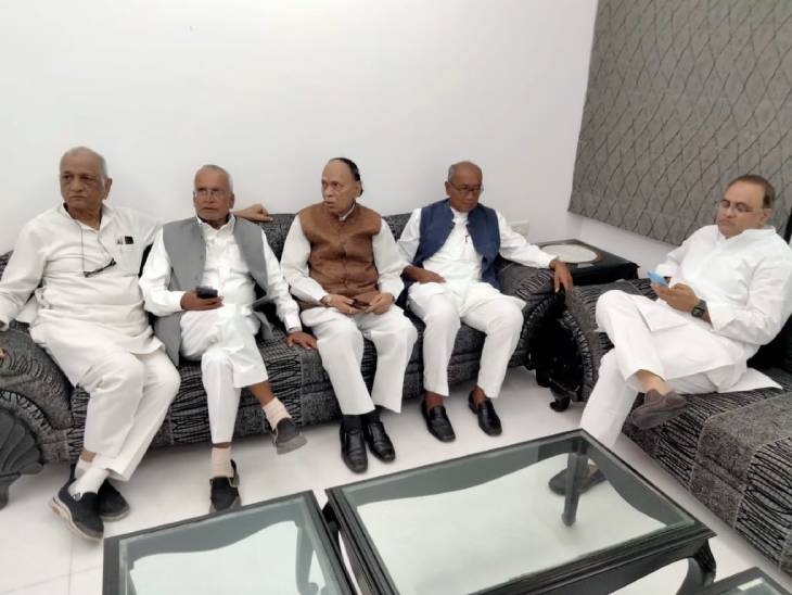 बंद कमरे में बैठक के पहले मौजूद दिग्विजय सिंह और अन्य कांग्रेस नेता।