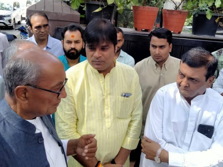 कार से उतरने के बाद कांग्रेस नेताओं को अनुशासन का पाठ पढ़ाते दिग्विजय सिंह।