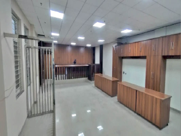 ये तस्वीर कलेक्ट्रेट के पास बन रहे नए जिला न्यायालय भवन में तैयार किए गए गए काेर्ट रूम की है। - Dainik Bhaskar