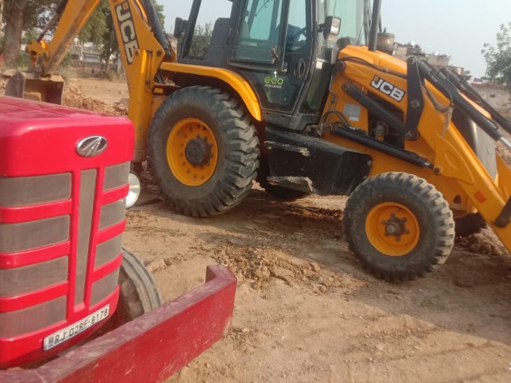 मौके से जब्त किए गए ट्रैक्टर व जेसीबी।