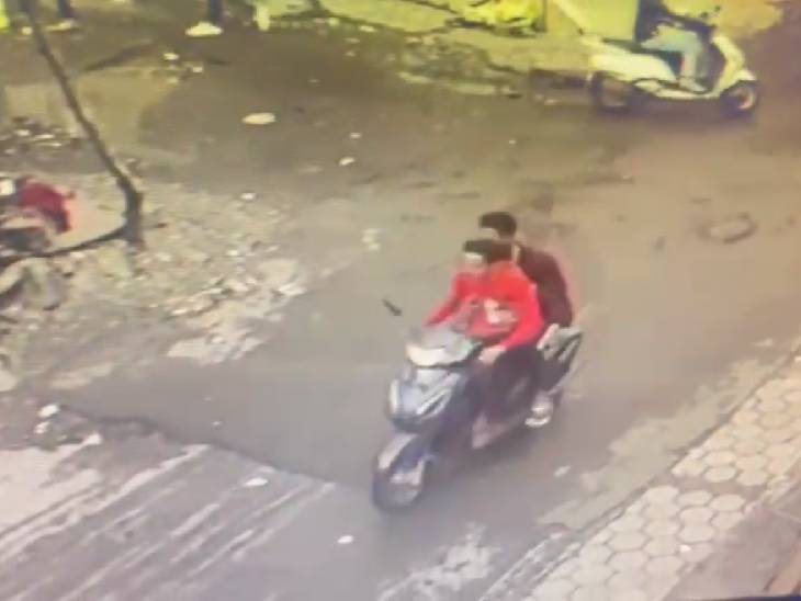 भंवरकुआ में मोबाइल लूट की वारदात के बाद पुलिस ने सीसीटीवी फुटेज चेक किए। इसमें 2 संदिग्ध युवक स्कूटर से जाते हुए दिखाई दिए। पुलिस ने उनको गिरफ्तार कर लिया। इनसे पूछताछ के बाद ही व्यापारियों के कनेक्शन और दुबई तक का नेटवर्क पकड़ में आया।