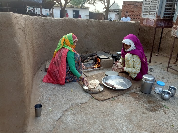 सर्दी के मौसम में ग्रामीण क्षेत्र में चूल्हे पर रोटियां सेकतीं महिलाएं।
