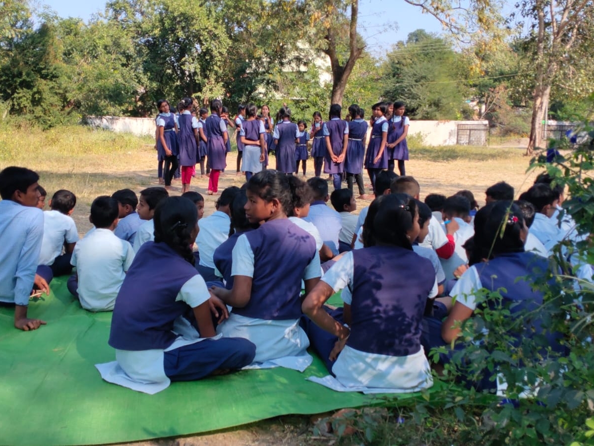 स्कूल में बच्चों का ग्रुप बनाकर उन्हें म्यूजिकल धुन पर सिखाया जाता है।