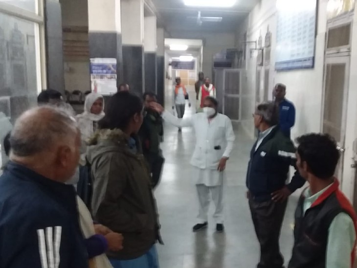 अस्पताल पहुंचे मृतक के परिवार वाले। - Dainik Bhaskar