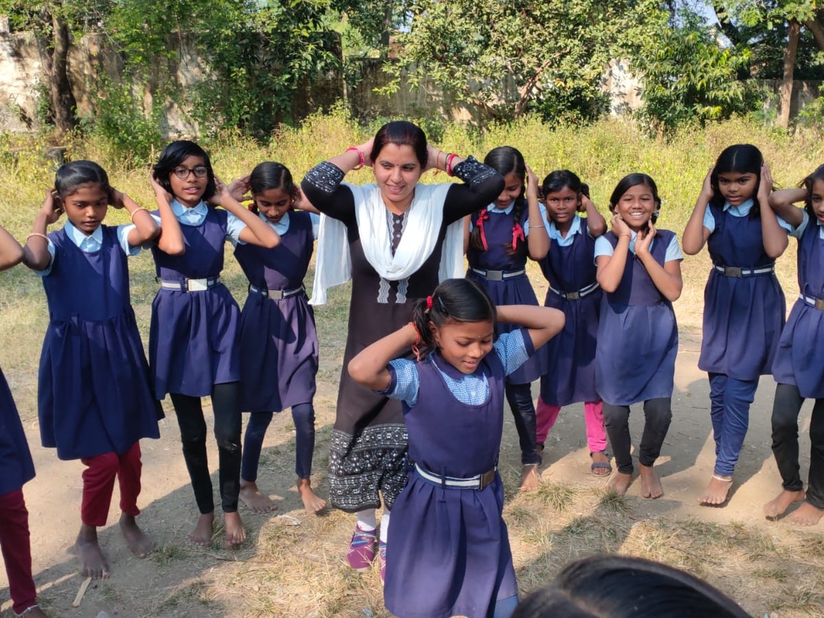 स्कूल में बच्चों को पढ़ाते समय म्यूजिक टीचर भी भरपूर आनंद लेते हैं। गोंडी गानों की तर्ज पर बच्चों को पहाड़े याद कराने के लिए खुद भी डांस स्टेप्स करते हैं।