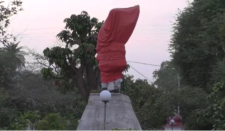 टीकमगढ़ सर्किट हाउस में लगी माधवराव सिंधिया की प्रतिमा।