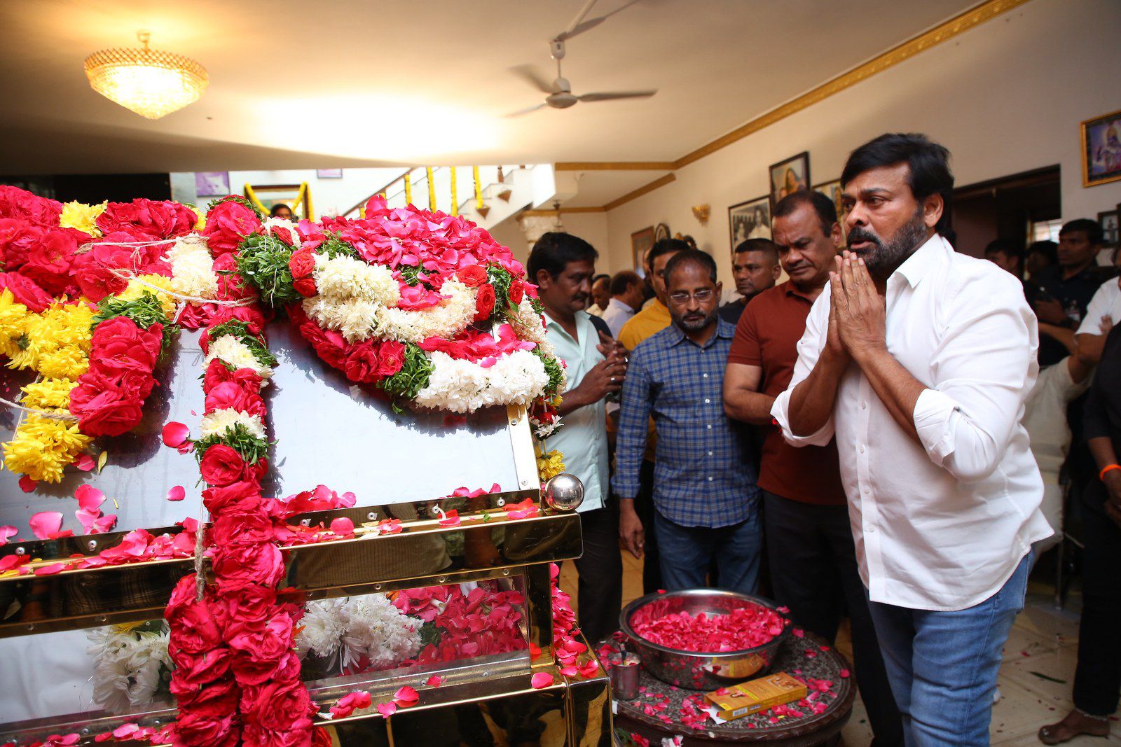 Telugu Actor Krishna Garu Funeral Update; Mahesh Babu | Hyderabad News